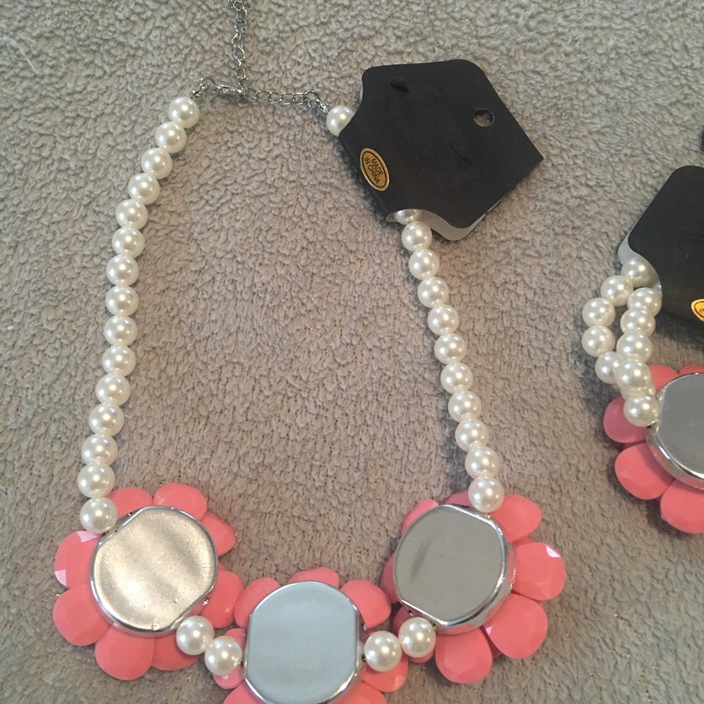 NWT FAUX PEARL WITH FLOWERS NECKLACE AND BRACELET MATCHING SET - Picture 5 of 5